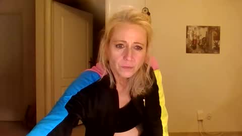 Snapshot of marrygorund chatting on 11.17.25 MaryGoRound online show from 11.17.25