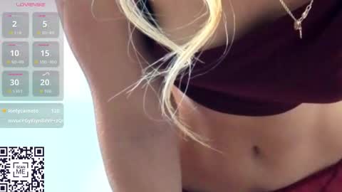 Snapshot of martina_isseee chatting on 11.19.25 Martina online show from 11.19.25