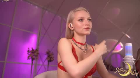 Snapshot of marylunamay chatting on 10.05.25 Mary online show from 10.05.25