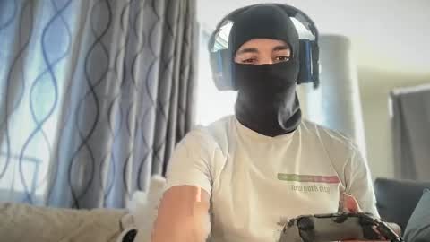 Snapshot of maskedfrstream chatting on 02.12.25 maskedfrstream online show from 02.12.25