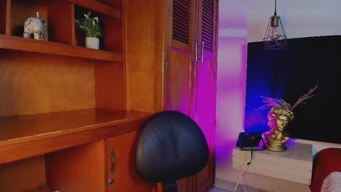  online show from 10.08.25