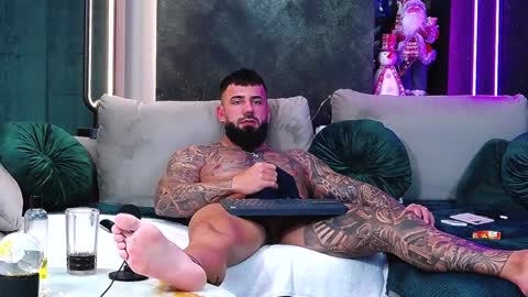 Snapshot of masterkingofmuscle chatting on 12.17.24 masterkingofmuscle online show from 12.17.24