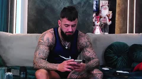 Snapshot of masterkingofmuscle chatting on 12.20.24 masterkingofmuscle online show from 12.20.24