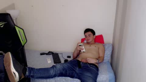Snapshot of mathiass_twinkk_ chatting on 04.01.26 MATHIAS online show from 04.01.26