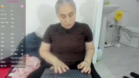 Snapshot of mature_gold1 chatting on 04.25.26 danna mature online show from 04.25.26