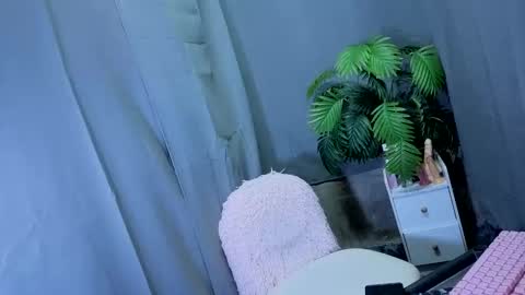 Snapshot of maxiebunny99 chatting on 10.14.25 Reyn online show from 10.14.25