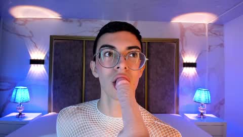 Snapshot of maxirogers chatting on 12.12.24 Maxi Rogers online show from 12.12.24