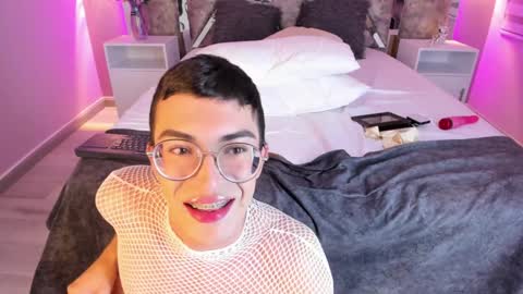 Snapshot of maxirogers chatting on 01.21.25 Maxi Rogers online show from 01.21.25