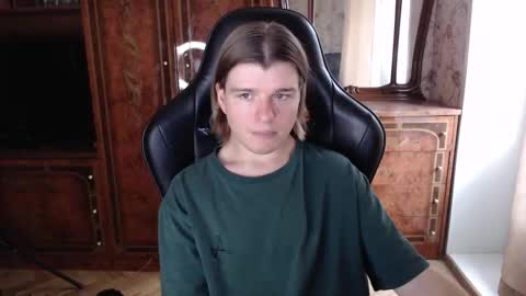 Snapshot of maxplay18 chatting on 10.10.25 Max online show from 10.10.25