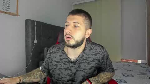 Snapshot of maxvibe_ chatting on 10.29.25 maxvibe_ online show from 10.29.25