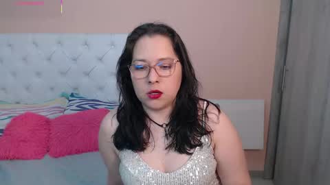 Snapshot of may_bloom chatting on 12.01.25 May online show from 12.01.25