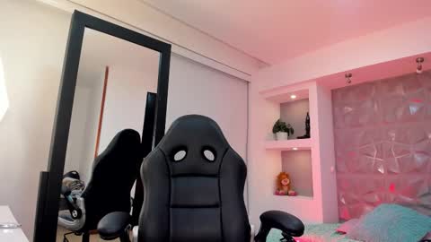 Snapshot of maya_rivers chatting on 11.06.25 Maya online show from 11.06.25