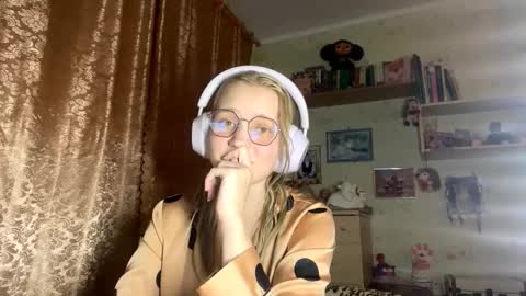 Snapshot of maybelleensminger chatting on 10.02.25 Lola online show from 10.02.25