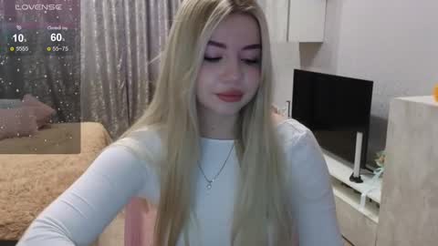 Snapshot of maymallorie chatting on 12.04.24 may online show from 12.04.24