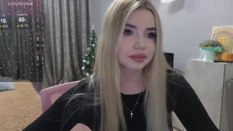 Snapshot of maymallorie chatting on 12.12.24 may online show from 12.12.24