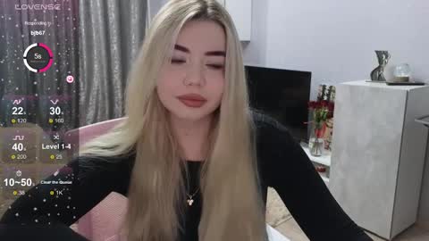 Snapshot of maymallorie chatting on 01.12.25 may online show from 01.12.25