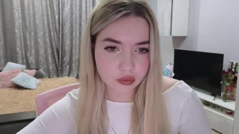 Snapshot of maymallorie chatting on 01.18.25 may online show from 01.18.25