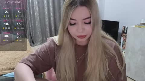 Snapshot of maymallorie chatting on 03.02.25 may online show from 03.02.25
