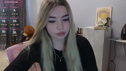 Snapshot of maymallorie chatting on 03.04.25 may online show from 03.04.25