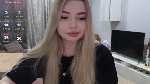 Snapshot of maymallorie chatting on 03.08.25 may online show from 03.08.25