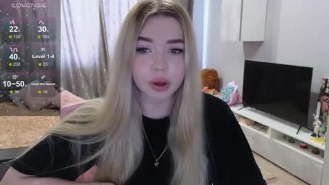 Snapshot of maymallorie chatting on 03.09.25 may online show from 03.09.25