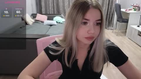 Snapshot of maymallorie chatting on 10.07.25 may online show from 10.07.25