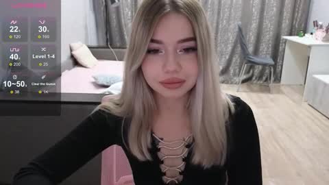 Snapshot of maymallorie chatting on 10.09.25 may online show from 10.09.25