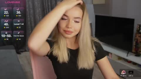Snapshot of maymallorie chatting on 10.28.25 may online show from 10.28.25