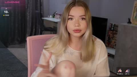 Snapshot of maymallorie chatting on 11.04.25 may online show from 11.04.25