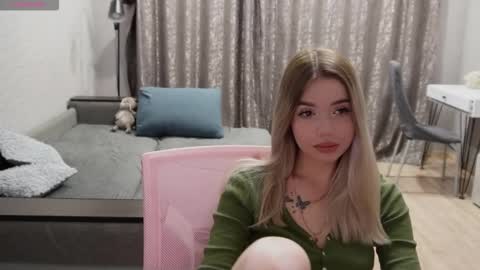 Snapshot of maymallorie chatting on 11.18.25 may online show from 11.18.25