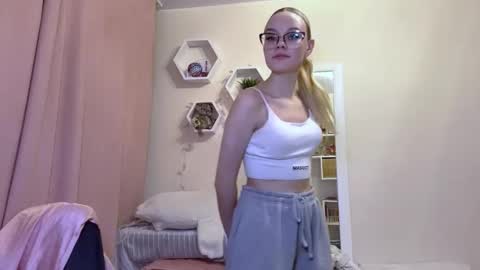 Snapshot of megganskurski chatting on 03.14.26 Mia online show from 03.14.26