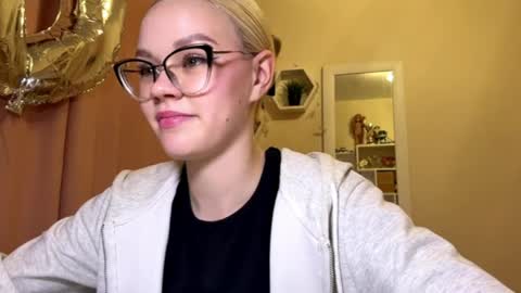 Snapshot of megganskurski chatting on 04.09.26 Mia online show from 04.09.26