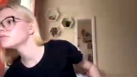 Snapshot of megganskurski chatting on 04.10.26 Mia online show from 04.10.26