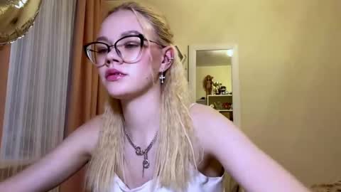 Snapshot of megganskurski chatting on 04.14.26 Mia online show from 04.14.26