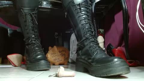 Snapshot of megoddessara chatting on 04.27.26 Goddess Sara online show from 04.27.26