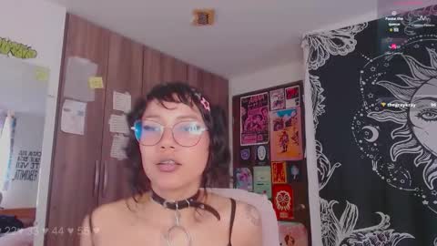 Melissa  -  -  Please help me to reach 100 thumbs up online show from 10.30.25