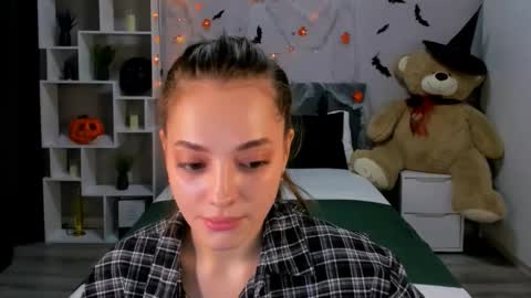 Snapshot of melaniealves chatting on 10.13.25 MelanieAlves online show from 10.13.25