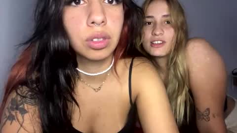Snapshot of melatina chatting on 04.15.26 Valentina y Melissa online show from 04.15.26