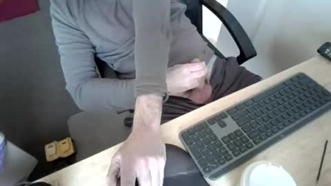 Snapshot of melbguy_075 chatting on 10.28.25 melbguy_075 online show from 10.28.25