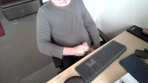 Snapshot of melbguy_075 chatting on 10.31.25 melbguy_075 online show from 10.31.25