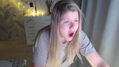 Snapshot of melissa__ray chatting on 10.06.25 Melissa  Ray online show from 10.06.25