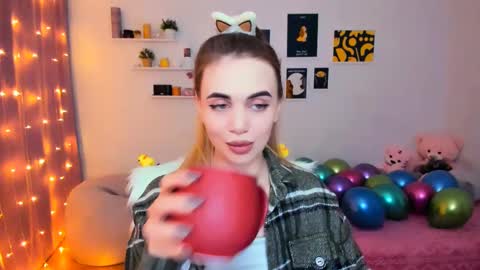 Snapshot of mellifluoustess chatting on 02.14.25 Tessa online show from 02.14.25