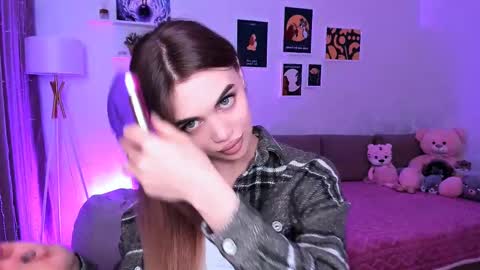 Snapshot of mellifluoustess chatting on 03.09.25 Tessa online show from 03.09.25