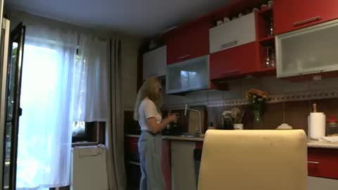 Melly online show from 09.09.25