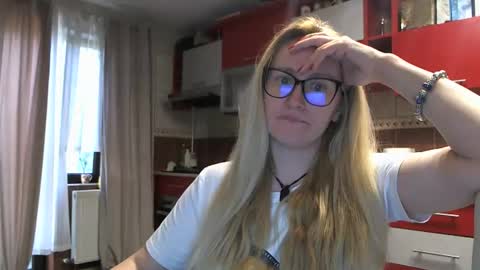 Snapshot of melly_rosey chatting on 05.05.26 Melly online show from 05.05.26