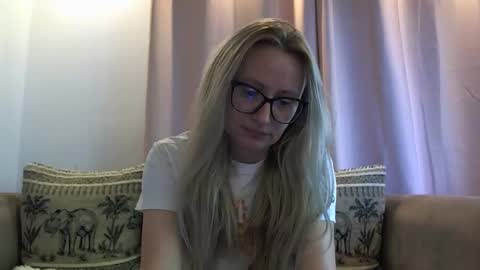 Snapshot of melly_rosey chatting on 05.29.26 Melly online show from 05.29.26