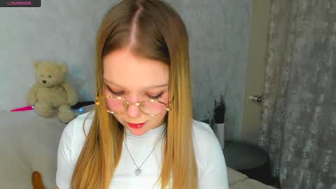 MelMooon online show from 01.17.25