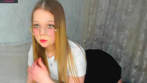 MelMooon online show from 01.27.25