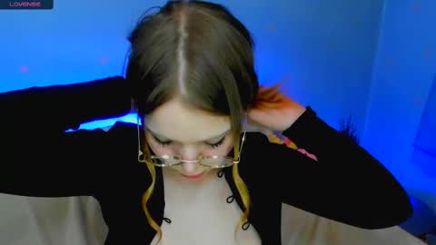 MelMooon online show from 02.16.25