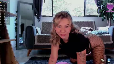 Snapshot of melodypetitex chatting on 02.20.25 sophia online show from 02.20.25